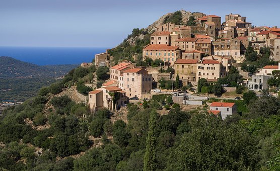 Pourquoi devrait-on visiter la Corse