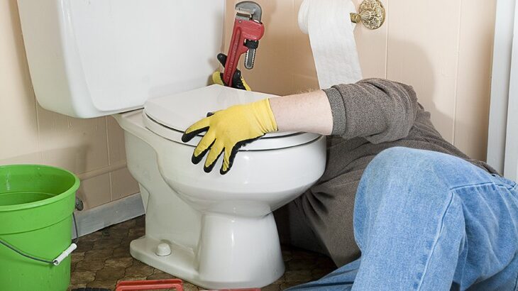 réparer une toilette qui coule